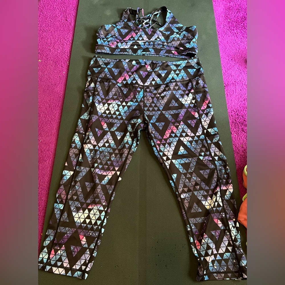 CVG STARDUST Black Geometric Triangle Print Leggings and Butterfly Back Bra Set